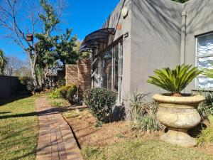Taman di luar Fourways Guest House