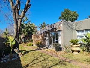 Taman di luar Fourways Guest House