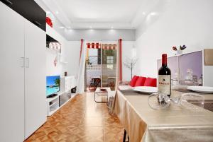 TV a/nebo společenská místnost v ubytování 2 bedrooms Bungalow in Playa de las Americas