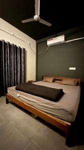 1 cama grande en un dormitorio con techo en VILLA RISHAAM with swimming pool, en Pondicherry