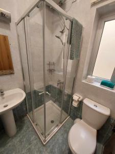 Baðherbergi á Nr41 Holiday Apartment - Close to Village Centre, Promenade, Shops & Restaurants