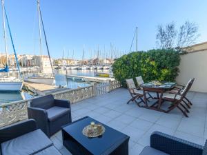 Posedenie v ubytovaní Marina lumineuse avec terrasses, clim, parking & accès plage privée - FR-1-387-181