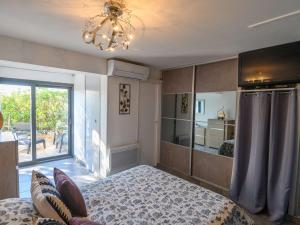 Posteľ alebo postele v izbe v ubytovaní Marina lumineuse avec terrasses, clim, parking & accès plage privée - FR-1-387-181