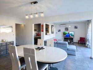 Televízia a/alebo spoločenská miestnosť v ubytovaní Marina lumineuse avec terrasses, clim, parking & accès plage privée - FR-1-387-181