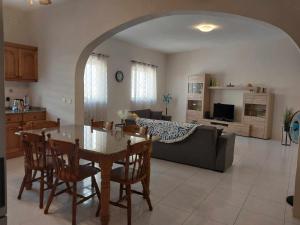 Posezení v ubytování Nr41 Holiday Apartment - Close to Village Centre, Promenade, Shops & Restaurants + 37 fotografií