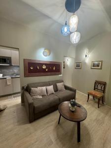 ジェノヴァにあるA Due Passi DAL Teatroのソファとテーブルのあるリビングルーム