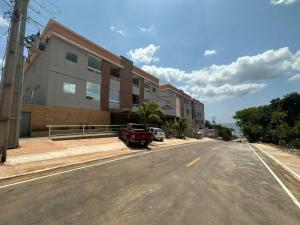an empty street in front of a building at Apartamento Sofisticado Alter do Chão Ilha Bela Residence in Santarém