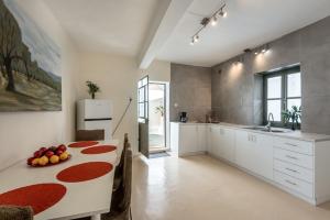 A kitchen or kitchenette at Casa Lion Még 16 kép