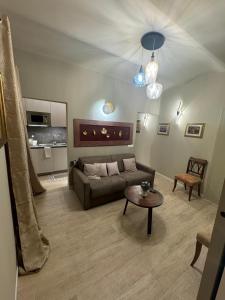 ジェノヴァにあるA Due Passi DAL Teatroのソファとテーブルのあるリビングルーム +24枚の写真