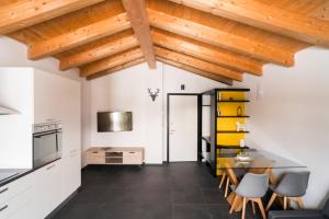 Aosta Holiday Apartments - Gressanにあるキッチンまたは簡易キッチン