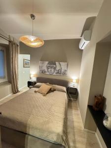 ジェノヴァにあるA Due Passi DAL Teatroの部屋の中に大きなベッドがある寝室