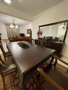 un soggiorno con tavolo e sedie in legno di Villa Hill a Tríkala