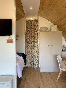 Postel nebo postele na pokoji v ubytování Deep Dale- Bugthorpe Grange Glamping