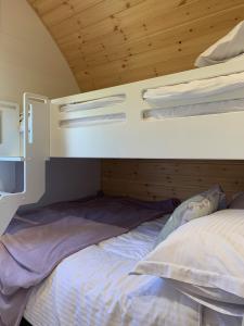 Postel nebo postele na pokoji v ubytování Deep Dale- Bugthorpe Grange Glamping