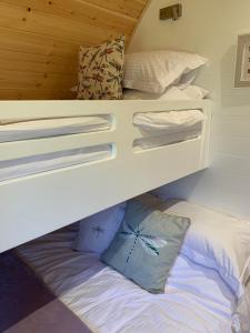 Postel nebo postele na pokoji v ubytování Deep Dale- Bugthorpe Grange Glamping