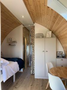 Postel nebo postele na pokoji v ubytování Deep Dale- Bugthorpe Grange Glamping