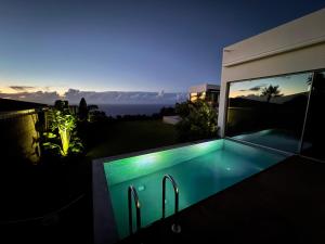 Bazén v ubytování The Cube nebo v jeho okolí