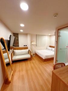 Postel nebo postele na pokoji v ubytování Cat Tail Pocket Inn Ximen