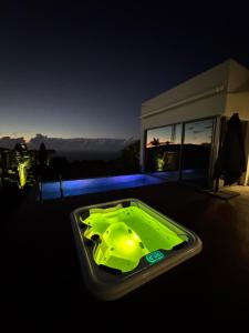 Bazén v ubytování The Cube nebo v jeho okolí