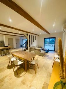 a large living room with a wooden table and chairs at Magnifique Maison 9 personnes à Valence in Valence
