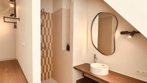 a bathroom with a sink and a mirror at Staf Vakantiewoning 8 ps De Haan centrum in De Haan +29 photos