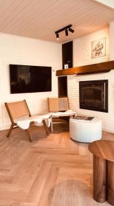 a living room with a fireplace and a tv at Staf Vakantiewoning De Haan centrum in De Haan