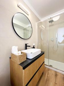 a bathroom with a sink and a mirror at Casa Umberto in Marghera