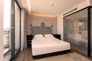 Una cama o camas en una habitación de Numa Hotel Jaffa