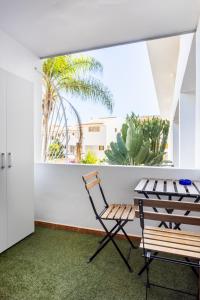 una camera con panchina e vista sulle montagne russe di Home2Book Ocean Park Cozy Apt with Pool, Adeje ad Adeje