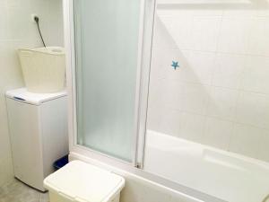un baño con ducha y WC en Apartment Anchy, en Umag 17 fotos más