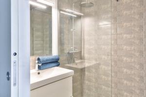 a bathroom with a sink and a glass shower at STUDIOS cosy Quartier Harteloire proche centre-ville in Brest