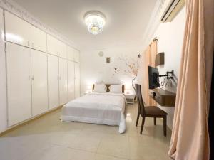 Tempat tidur dalam kamar di Résidence Alphadis