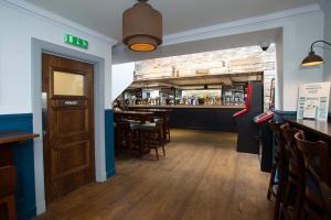 A área de bar ou lounge em The Cross Keys