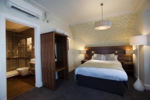 Uma cama ou camas num quarto em The Cross Keys