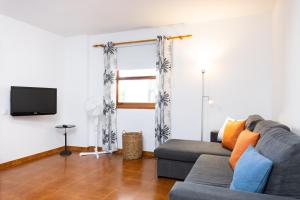 un soggiorno con un divano e una TV di Home2Book Ocean Park Cozy Apt with Pool, Adeje ad Adeje