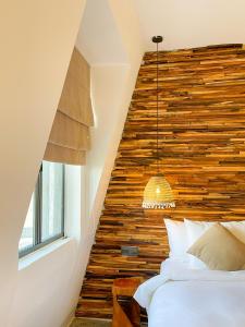 Postel nebo postele na pokoji v ubytování La Grotta Hotel - Phu Quoc Emerald Bay