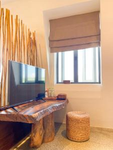 TV a/nebo společenská místnost v ubytování La Grotta Hotel - Phu Quoc Emerald Bay