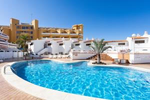 una piscina di fronte a un edificio di Home2Book Ocean Park Cozy Apt with Pool, Adeje ad Adeje