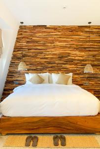 Postel nebo postele na pokoji v ubytování La Grotta Hotel - Phu Quoc Emerald Bay