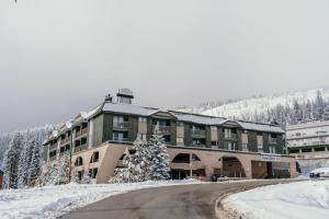 Το The Lifty Ski-In Ski-Out Studio, Pool and Gym τον χειμώνα