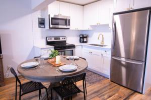 Η κουζίνα ή μικρή κουζίνα στο Harrison Lake Retreat, Studio Suite +32 φωτογραφίες