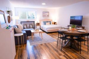Μια τηλεόραση ή/και κέντρο ψυχαγωγίας στο Harrison Lake Retreat, Studio Suite