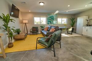 Гостиная зона в - Sunrise Beach Loft -