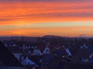 Východ nebo západ slunce při pohledu z apartmánu nebo okolí + 17 fotografií