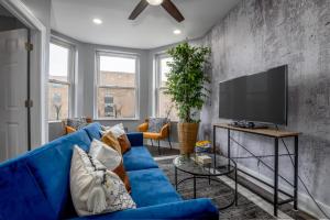 Μια τηλεόραση ή/και κέντρο ψυχαγωγίας στο Cute and Cozy Chicago Modern Condo