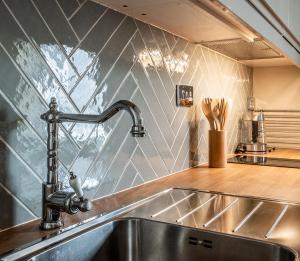 Blue Bliss - Sumptuous, Period Apartmentにあるキッチンまたは簡易キッチン