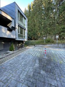 Το κτήριο όπου στεγάζεται  το διαμέρισμα +1 φωτογραφίες