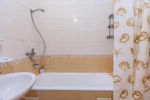a bathroom with a tub and a sink and a shower at Двухкомнатная евро двушка в самом центре Алматы, 10 минут ходьбы до Арбата #32 in Almaty