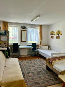 a room with two beds and a table and chairs at China-Ferienzimmer in Berchtesgaden