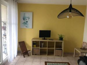 un soggiorno con scrivania e TV di Appartement moderne à Montpellier, 45 m², climatisation a Montpellier